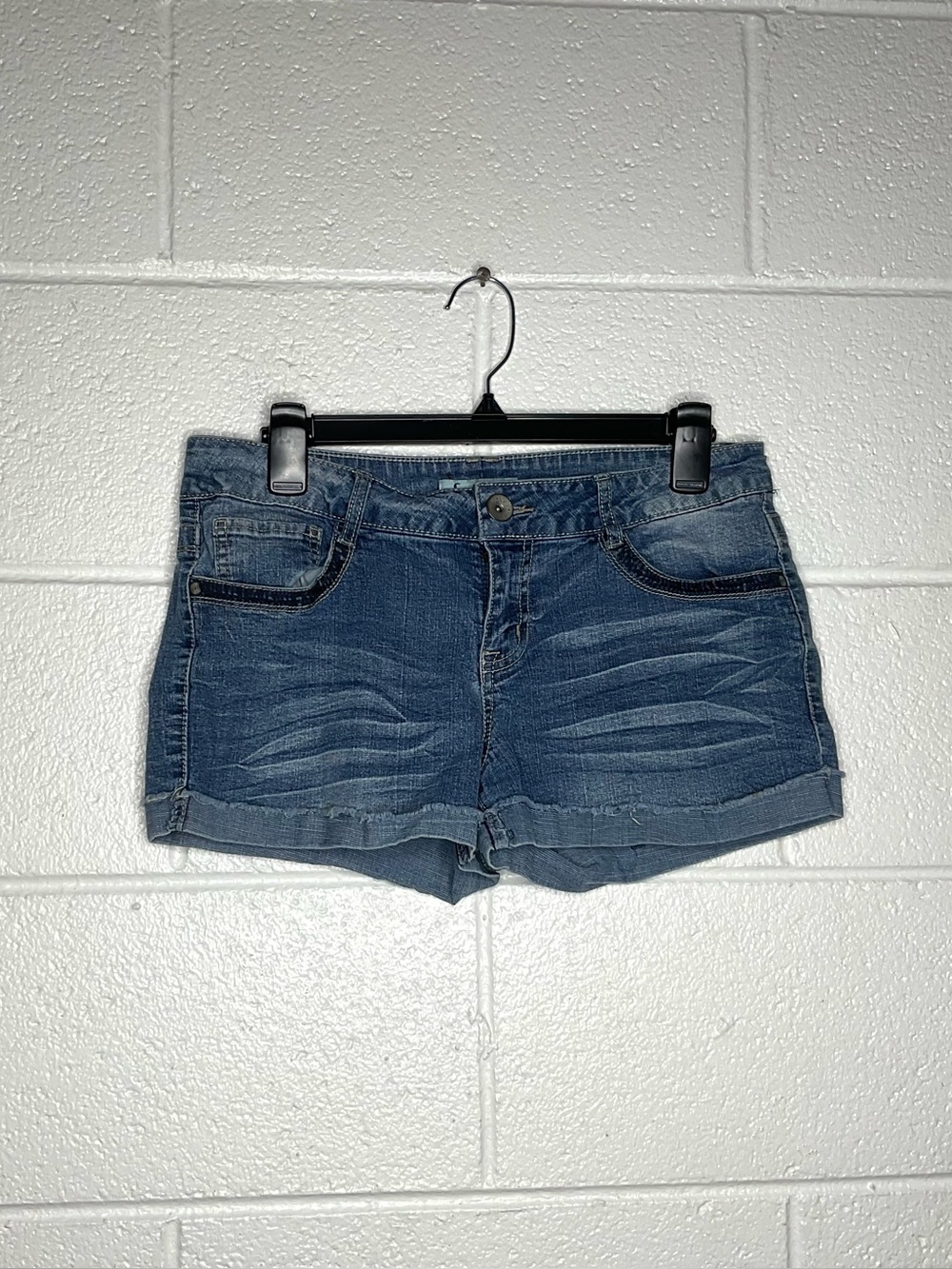< Y2K L.e.i. Mid-Rise Denim Shorts Size 11 >